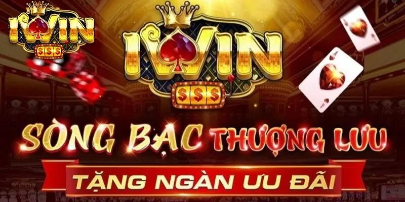 Cầu thủ bóng đá đang tranh bóng trên sân cỏ